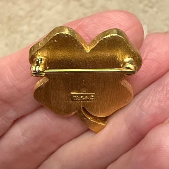 TRIFARI BLUE & GOLD TONE 4 LEAF CLOVER PIN BROOCH COSTUME GEM LUCKY CHARM VGUC - Picture 4 of 7